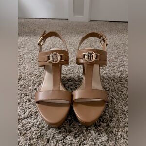 NWOB Tommy Hilfiger | Tan Wedges